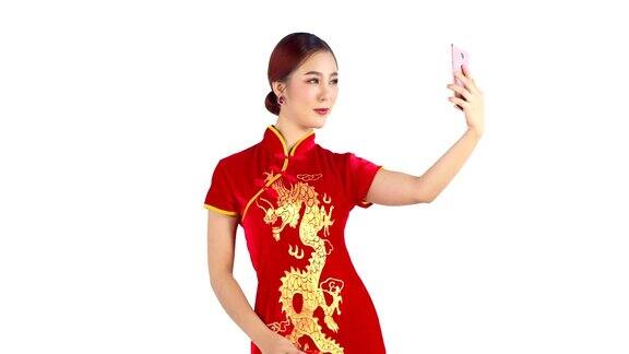 年轻的中国女子用红手帕自拍