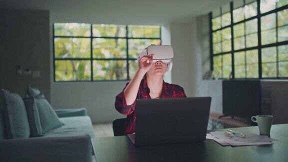 女性业务与VR虚拟现实元世界数字世界技术AR增强现实设计工作在家