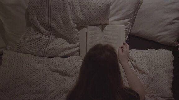 少女躺在床上看书