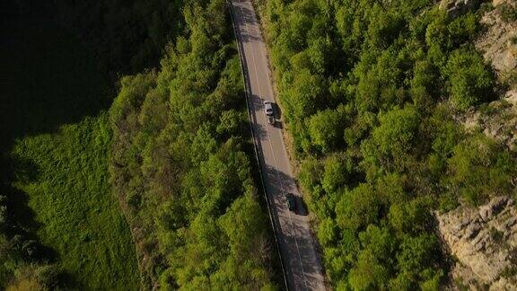 汽车在山区柏油路上行驶的春游概念