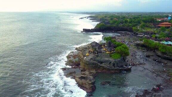 4K:无人机拍摄PuraTanahLot印度教寺庙塔巴南印度尼西亚巴厘岛鸟瞰图