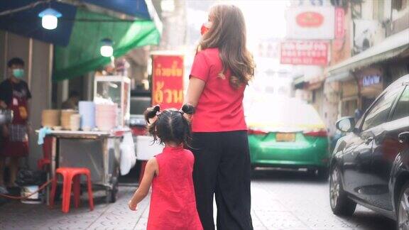 亚洲华人家庭在街头中国市场购物庆祝中国新年