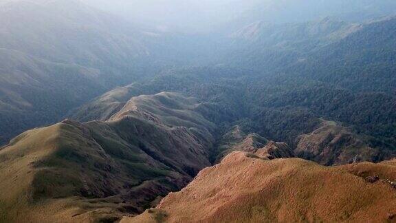 缅甸的穆拉伊特山早晨金色的阳光和薄雾覆盖