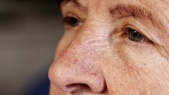 近距离肖像上的老女人的眼睛:肖像沉思的老年妇女