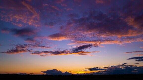 日落时云朵飘过天空间隔拍摄