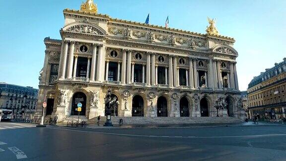 法国巴黎的加尼埃歌剧院和国家音乐学院两个人骑着摩托车在歌剧院前聊天