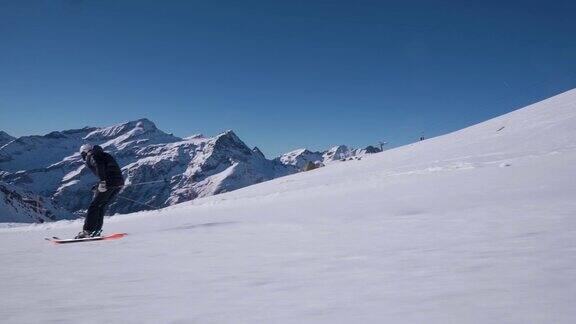 滑雪教练在意大利阿尔卑斯山进行速度滑雪