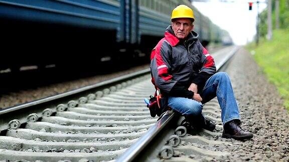 铁路工人坐在铁轨上