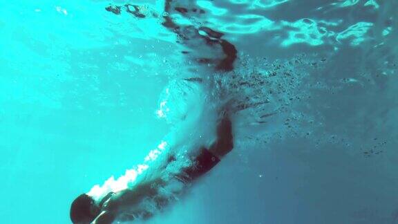 运动员在游泳池跳水的水下视角