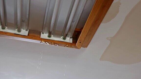厨房的天花板因水管漏水而损坏