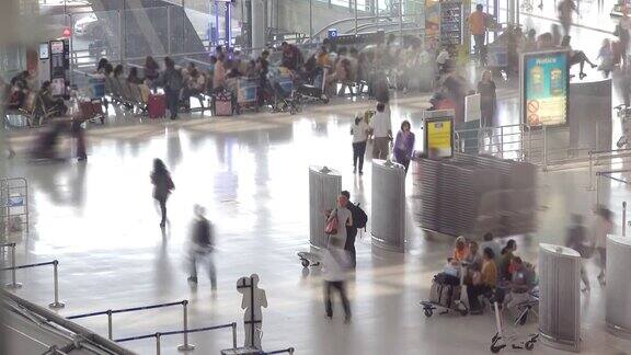 4K:机场办理登机手续柜台大厅的旅客拥挤
