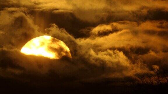 发光的金色夕阳和乌云