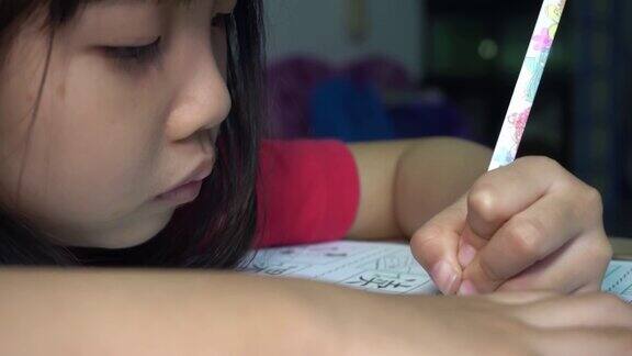 一个亚洲中国女孩写语言作业