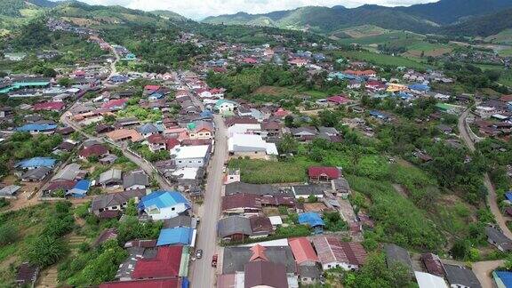 从无人机鸟瞰图的城市农村在山区