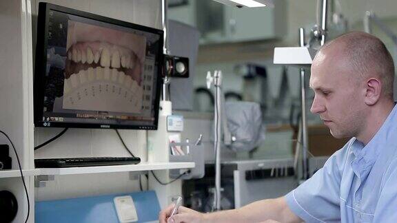 牙科技师在牙科化验室工作制作假牙