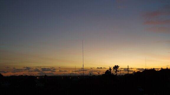 日落时间天空巴厘岛景观sanur地区酒店屋顶全景4k印尼