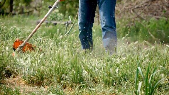 工人用生态电动草坪修剪机慢动作割草