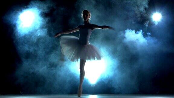 芭蕾舞女演员在练习脚尖旋转