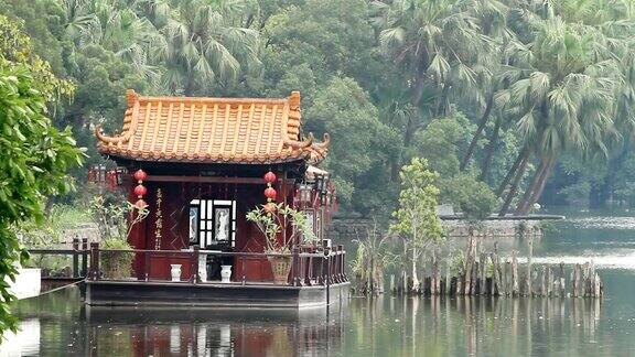 湖中的中国传统小木屋