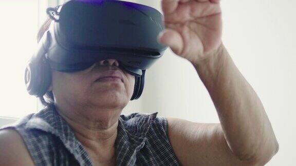 高级女性使用VR头戴式虚拟现实模拟器