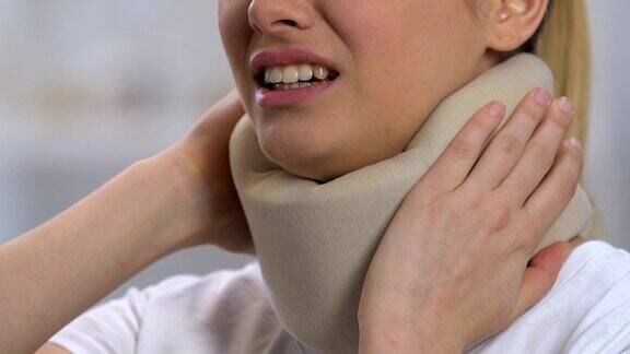 女人在泡沫颈圈转过头感觉颈部尖锐疼痛有外伤