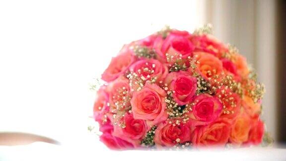 床上放着一束浪漫的粉红色玫瑰花
