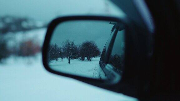 黄昏时望着车窗外雪山