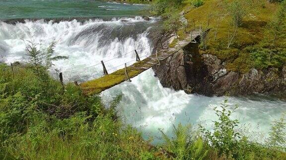挪威山间河流上的吊桥