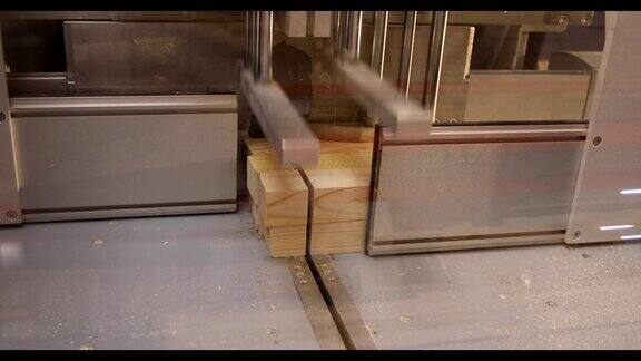 现代机床切割木梁生产家具特写