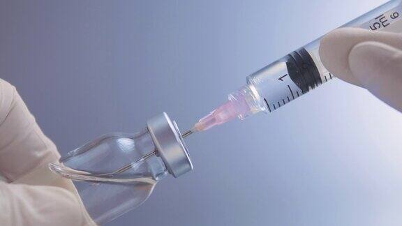 从玻璃小瓶中注射疫苗