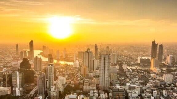黄昏时航拍泰国曼谷城市
