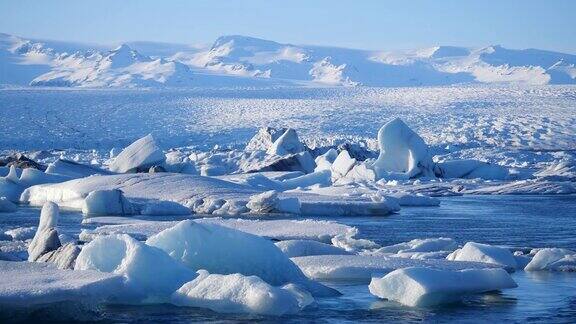 海浪冲刷着冰山冰雪冬季景观全球变暖