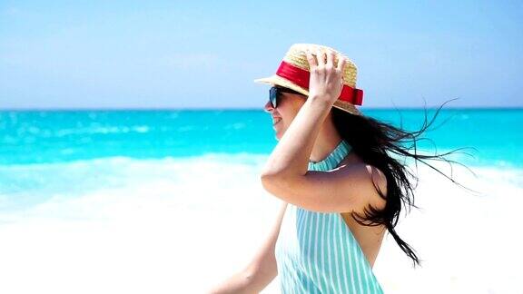 美丽的女人在暑假微笑在白色的海滩快乐快乐的女孩走在夏天的裙子慢动作