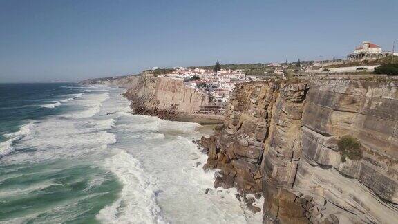 宏伟的岩石悬崖边的多彩小镇AzenhasDoMar在葡萄牙鸟瞰图