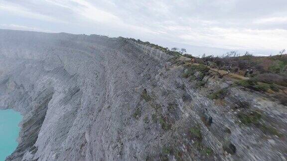 空中鸟瞰景观火山口与绿松石酸性水在湖中