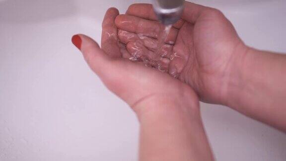 女人开始洗手女孩清洗手