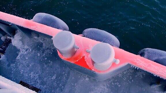 结冰的甲板、系柱护舷船