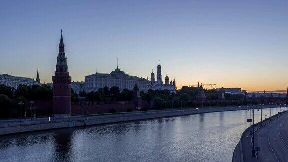 夏天日出时的莫斯科克里姆林宫和莫斯科河