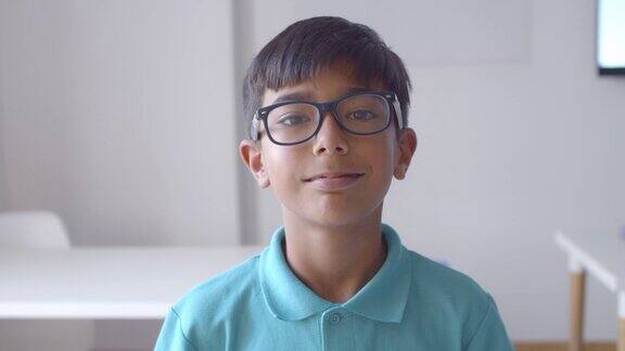 积极的拉丁学校男孩戴眼镜