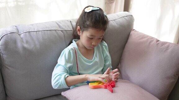 小女孩在家里玩解压玩具