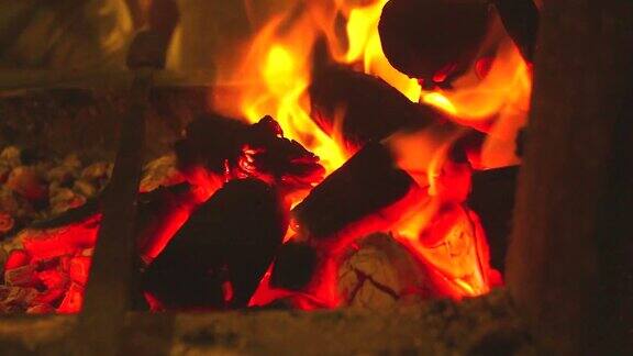 高清:木炭燃烧在烧烤在壁炉框架背景