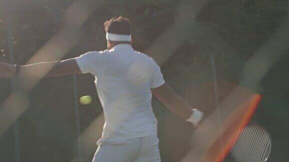一个年轻人在球场上打网球的4k视频片段