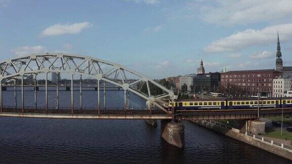 鸟瞰图视频的一个全景铁路桥上的多加瓦河在里加拉脱维亚的假期
