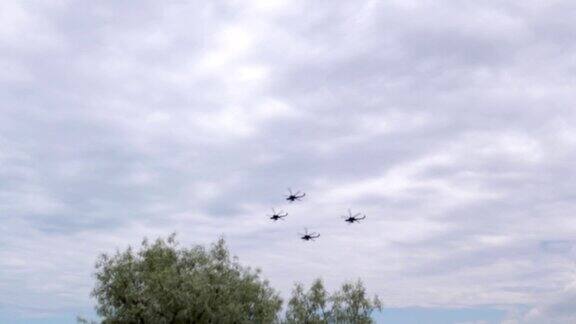 四架军用直升机一起在空中飞行