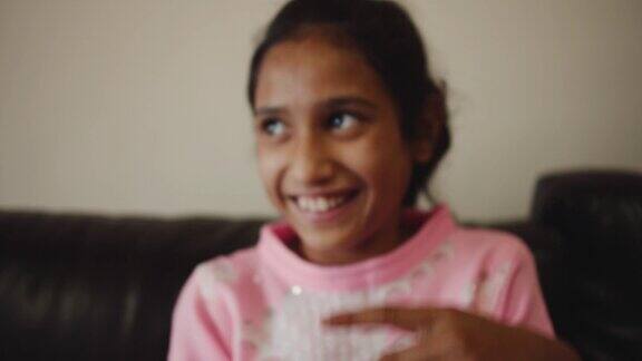 在印度喜马偕尔邦西姆拉的一个房间里一个微笑的印度女孩