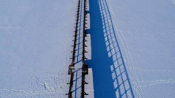 无人机飞越雪湖木桥