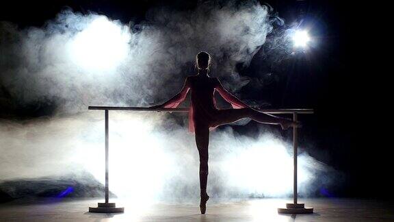 芭蕾舞者在烟雾聚光灯背景下翩翩起舞慢镜头
