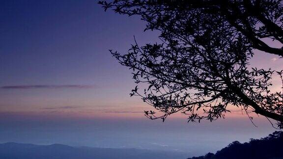 日出时从山上俯瞰的全景