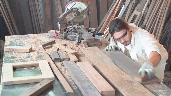 木匠在车间工作他在锯一块木板