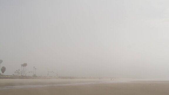 美国加州桑迪迷雾海滩太平洋海岸海岸有浓雾乳白色的雾霾